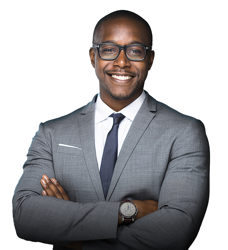 Man in grijs kostuum en stropdas, armen gekruist en glimlachend in de lens.