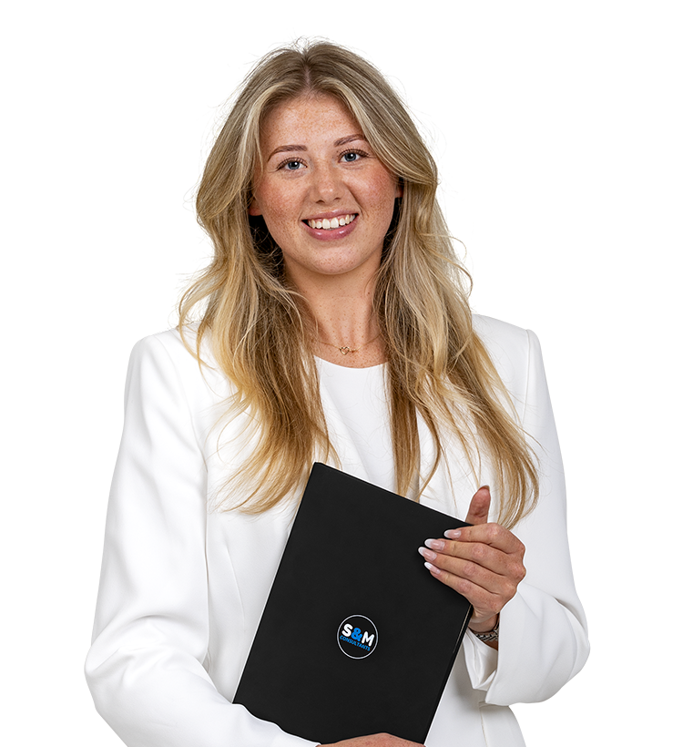 Glimlachende vrouw in witte blazer, staand met een zwart mapje in haar handen.