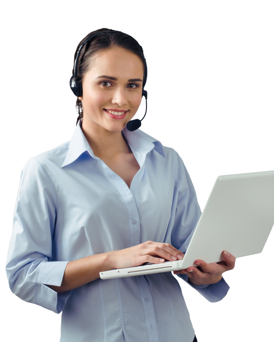 Vrouw met headset op haar hoofd, in lichtblauw overhemd, die op een laptop werkt en lacht naar de camera.