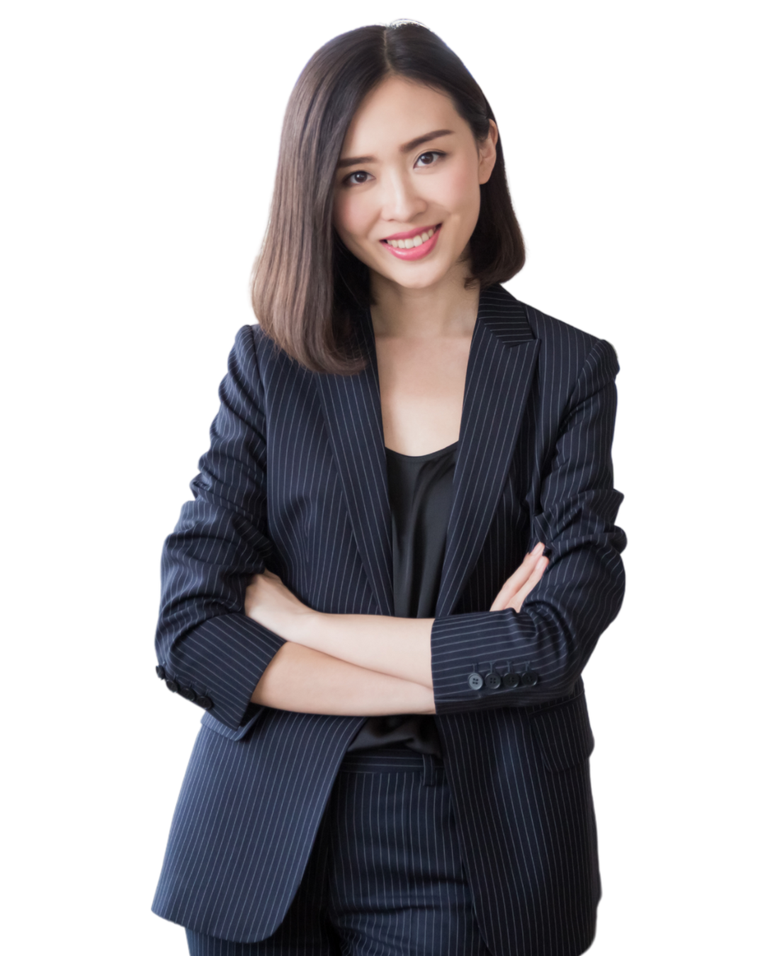 Vrouw met halflang steil zwart haar, in donkerblauw gestreept pak met armen gekruist en vriendelijk glimlachend.