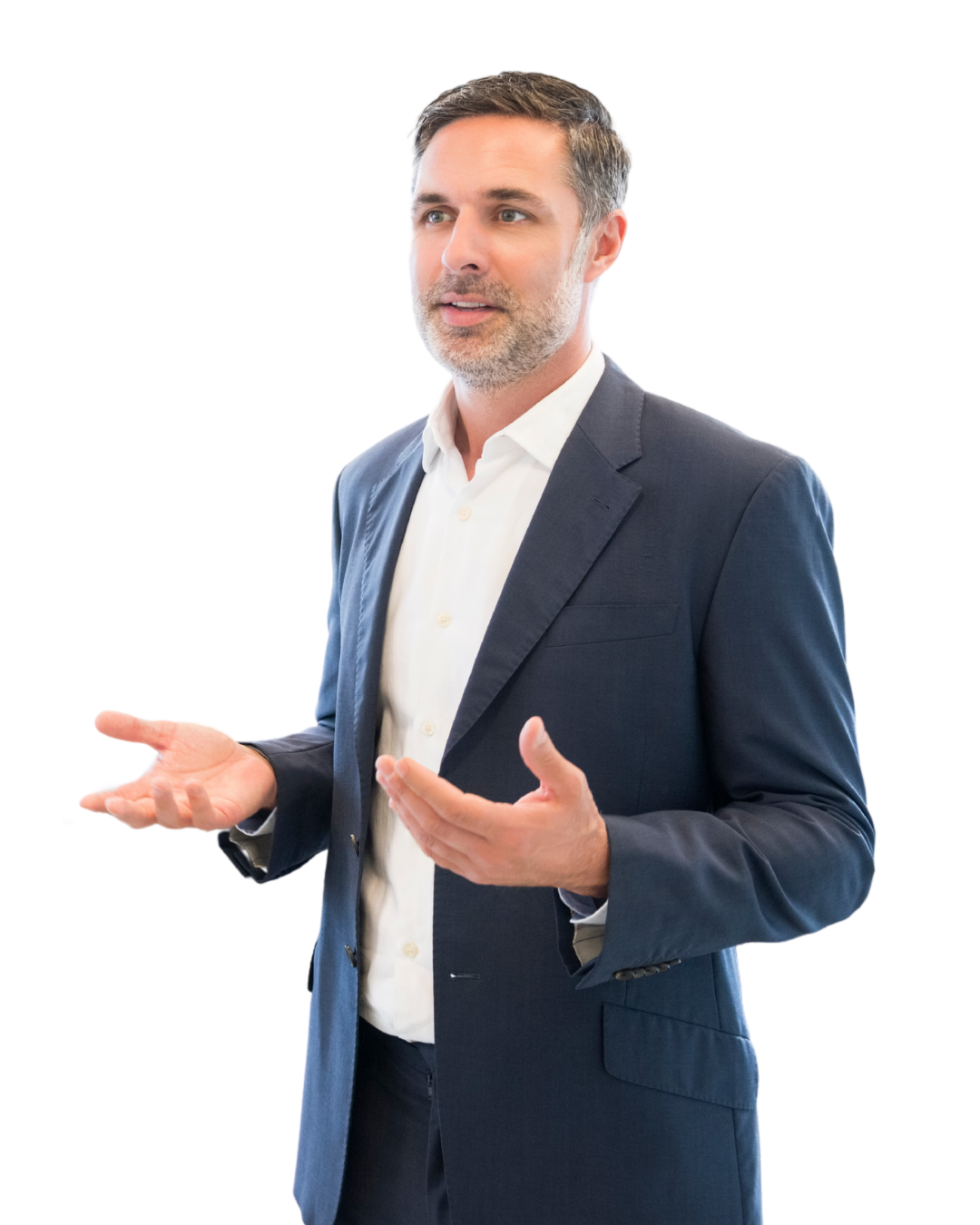 Man in donker colbert en wit overhemd, met opgestoken handen en in gesprek, iets naar links verschoven