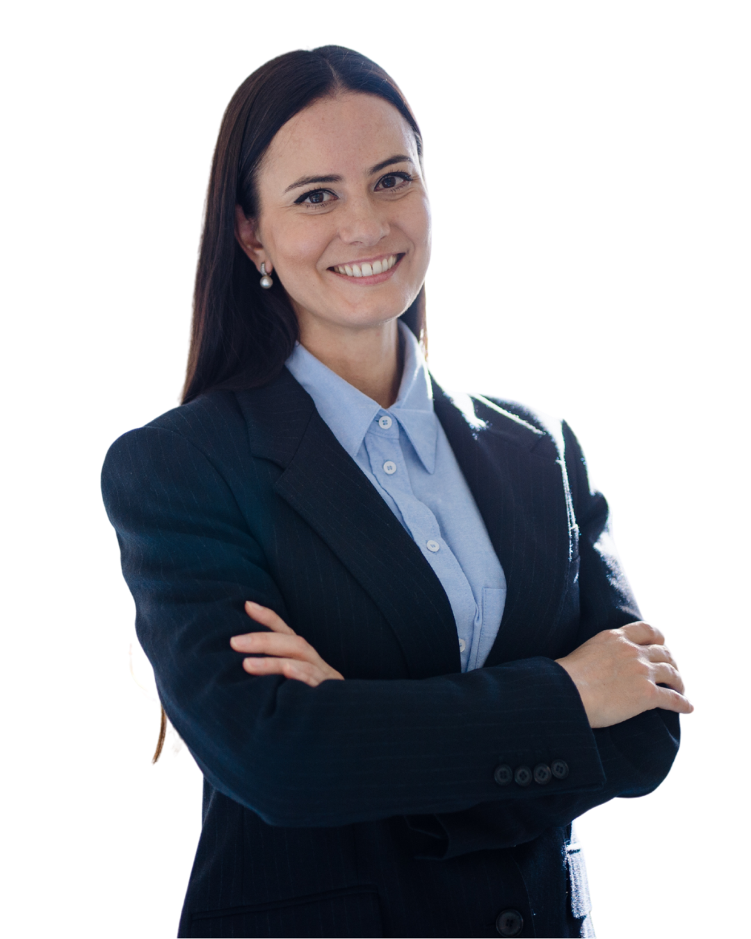 Vrouw met zwart pak en lichtblauwe blouse, armen gekruist en vriendelijk glimlachend naar de kijker.