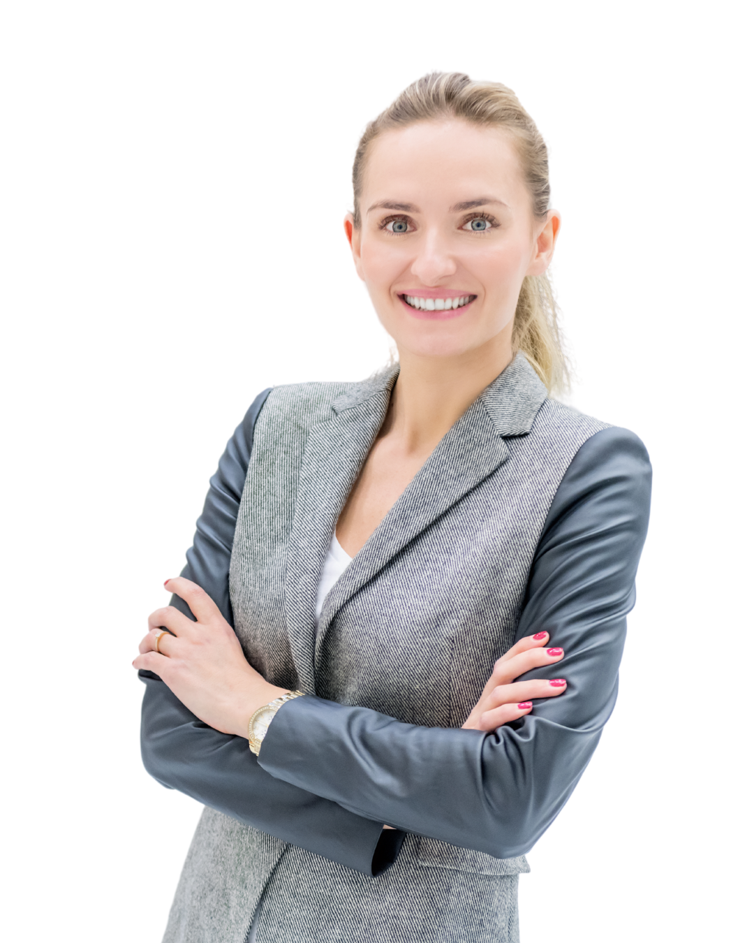 Blonde vrouw met opgestoken haar, in een grijs colbert met zwarte leren mouwen, armen gekruist en breed glimlachend.