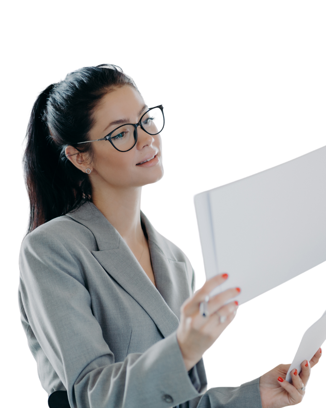 Meisje met zwart haar heeft een zwarte bril op, draagt een grijs jasje en heeft papieren in haar hand.