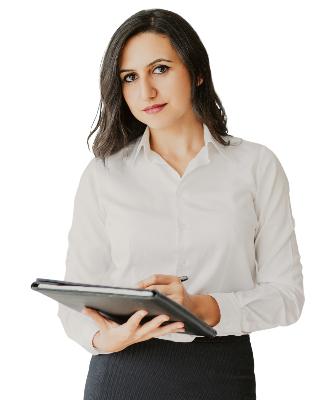 Een vrouw met zwart haar heeft een witte blouse aan en een zwarte broek. Ze heeft een map in haar handen en wilt daarop schrijven.