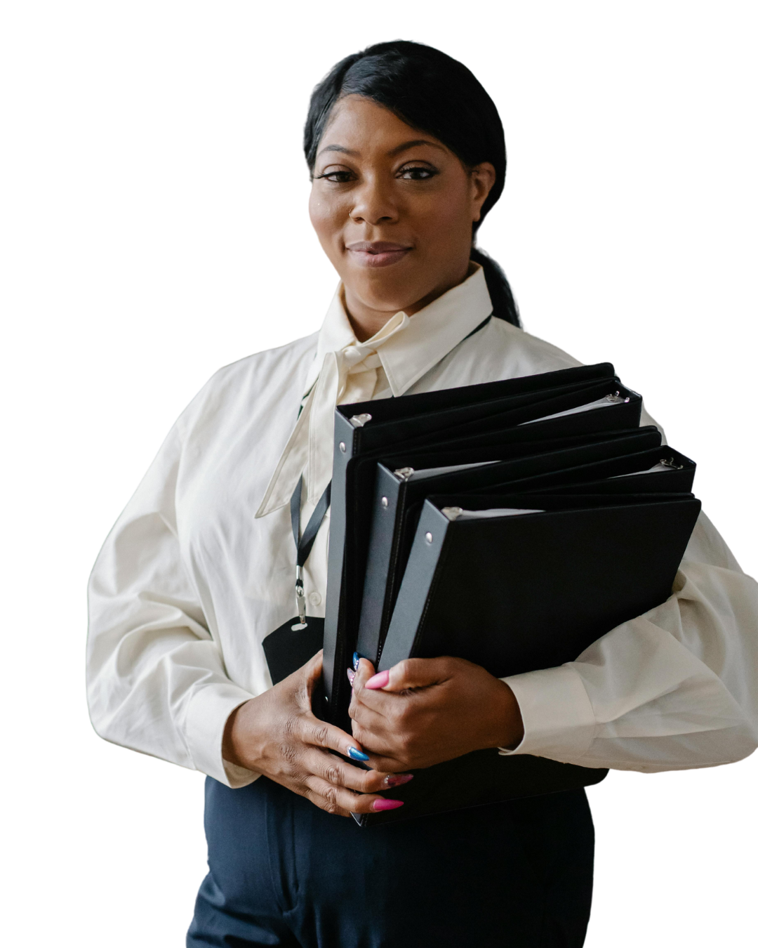 Een vrouw met zwart haar, een donkere huidskleur en een witte blouse met zwarte broek. Heeft lange gekleurde nagels en 3 mappen in haar hand.