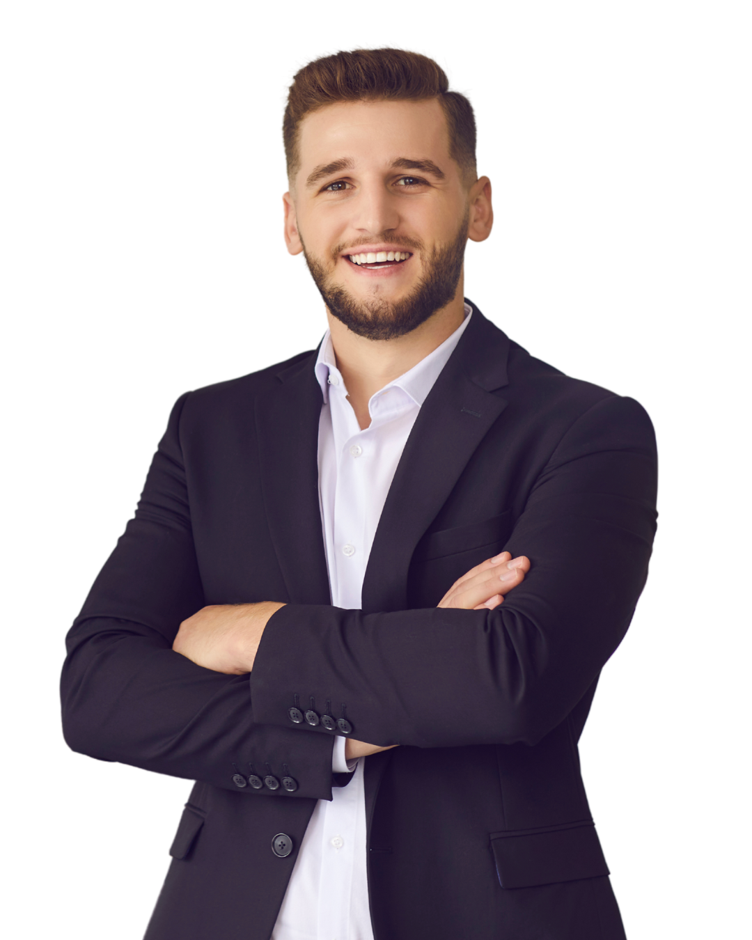 Een man met bruin haar en een baardje. Hij heeft een zwarte blazer en witte blouse. Heeft zijn armen over elkaar heen.