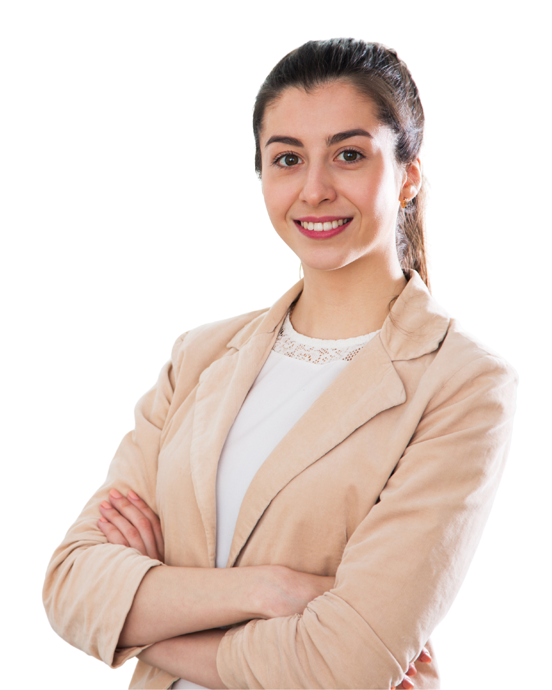 Een vrouw met roze lippenstift, bruin haar en een huidskleurige blazer met een wit shirt eronder. Ze lacht.