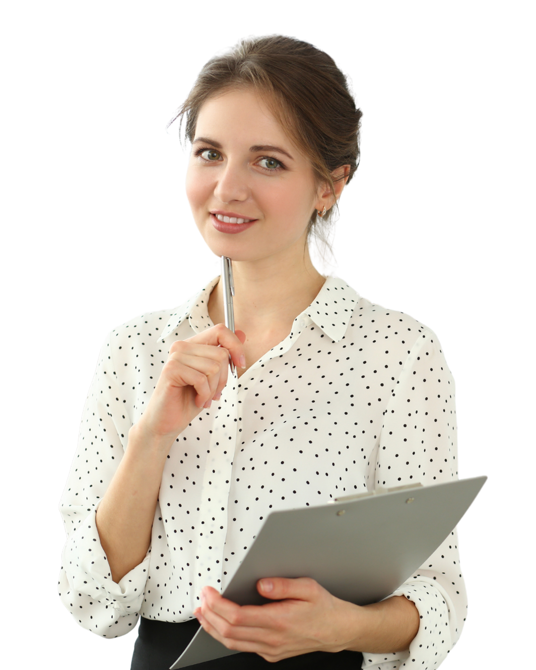 Een vrouw met bruin haar in een knot en een bedenkende blik. Heeft een pen in haar hand die ze tegen haar kin drukt. In haar andere hand heeft ze een clipboard vast.