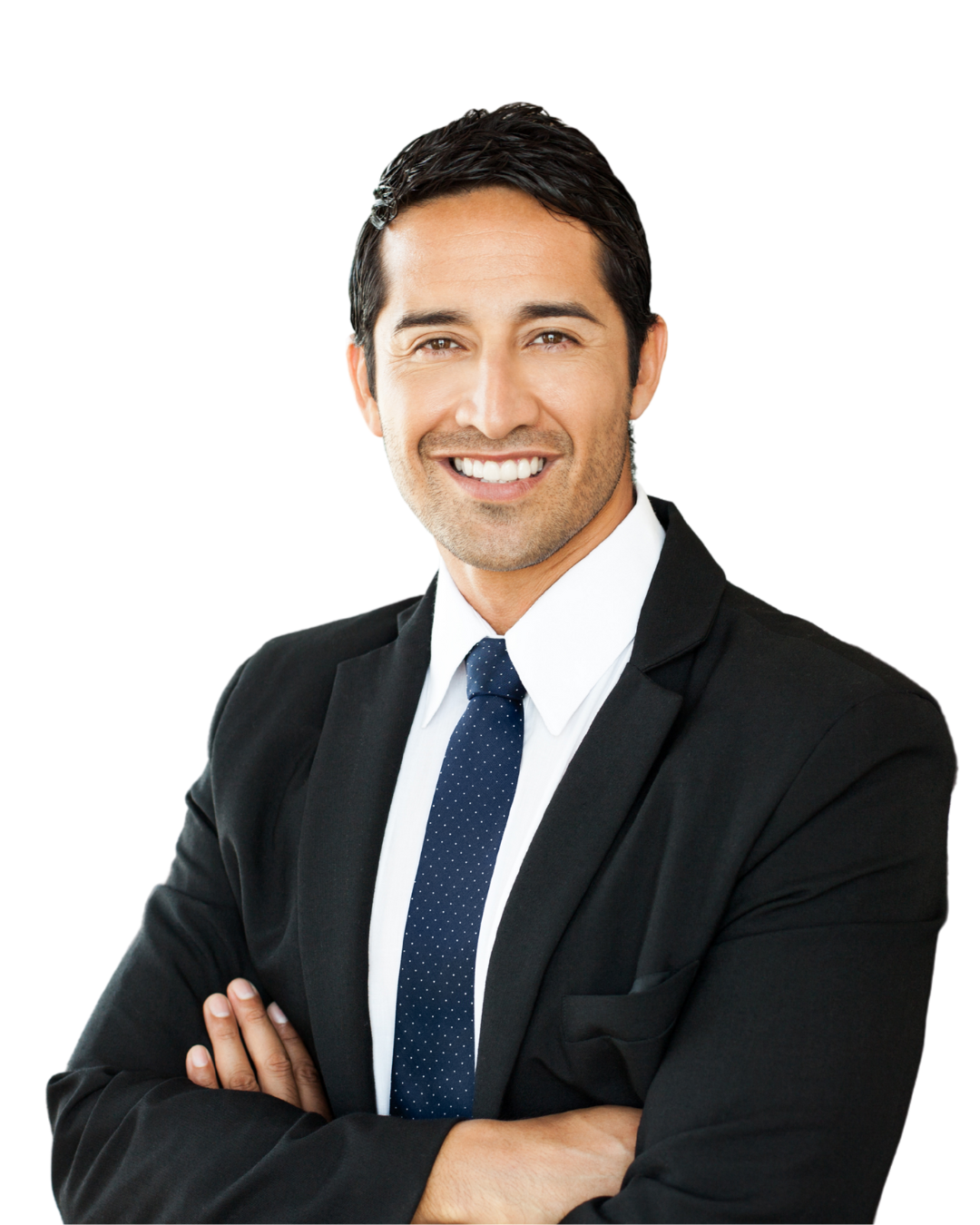 Man in donker pak en stropdas met armen gekruist, zelfverzekerd glimlachend.