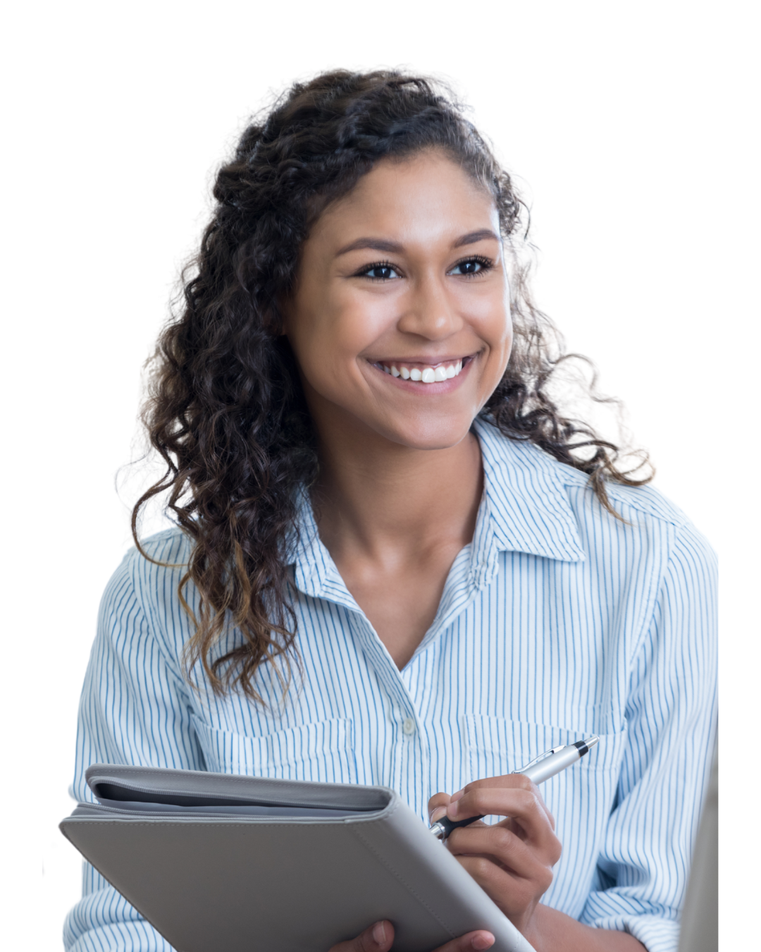 Jonge vrouw met krullend haar en pen in de hand, aantekeningen makend en glimlachend.